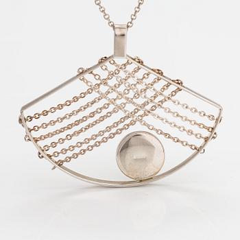 Elis Kauppi, A sterling silver neckalce with a spectrolite. Kupittaan kulta, Turku.