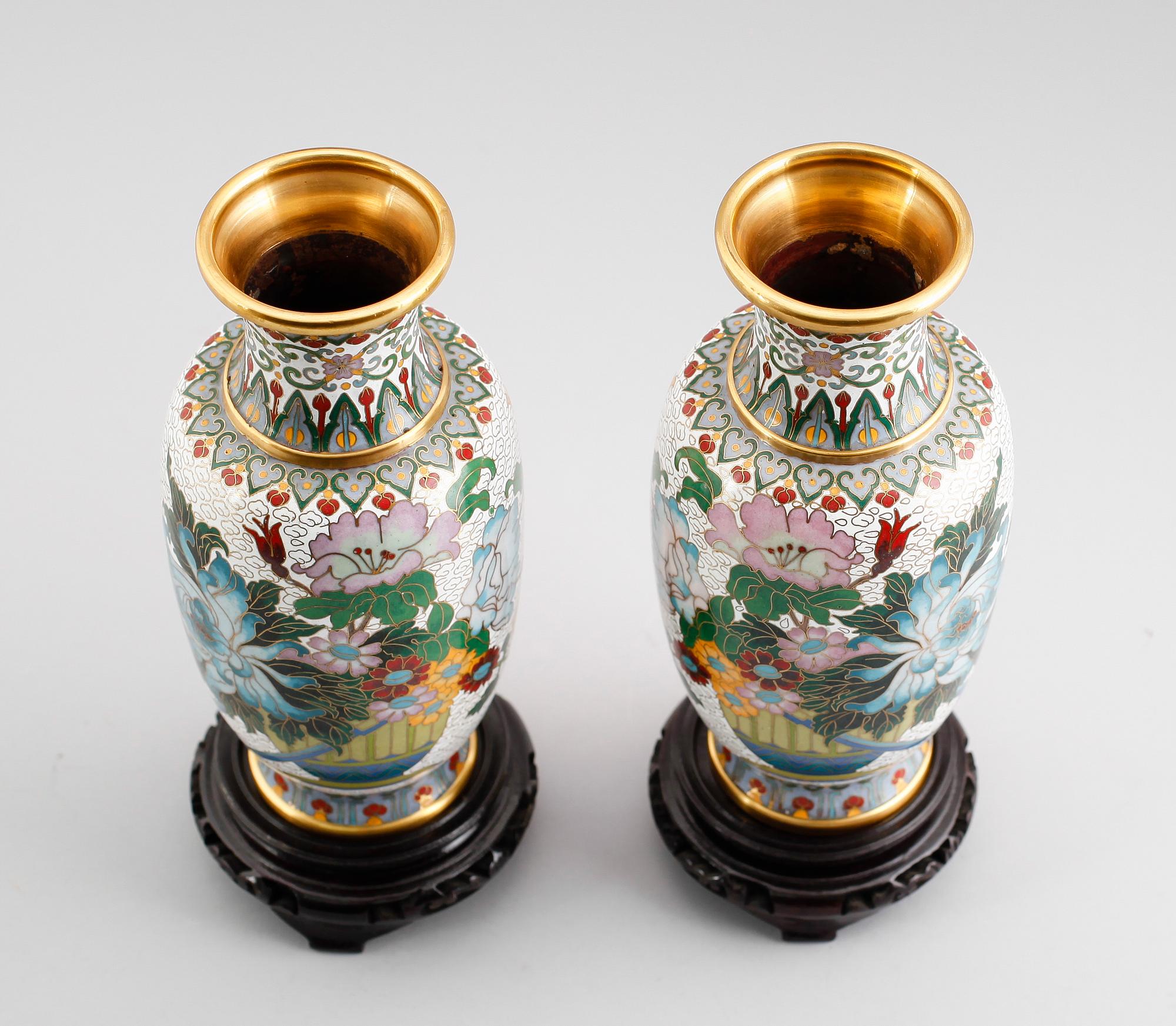 VASER, 1 par, emaljarbeten, Kina, 1900-/2000-tal.