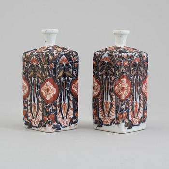 A pair of imari porcelain flasks, Meiji (1868-1912).