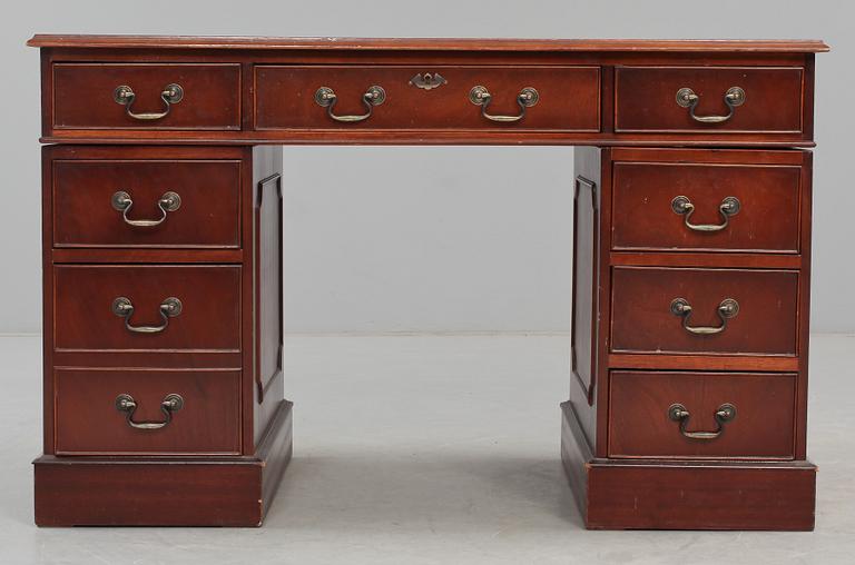 SKRIVBORD, engelsk stil, 1900-talets andra hälft.