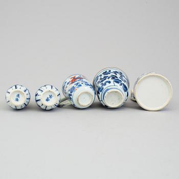 A lot of chinese blue and white box with cover, one cup, two vases and one imari cup. Qing dynasty, 18th/19th century.