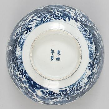 A blue and white bowl, late Qing dynasty (1644-1912). With Kangxi´s four character mark.