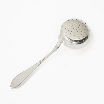 Firma Carl Fredrik Carlman, sockerskål med lock samt strösked, silver, Stockholm 1919.