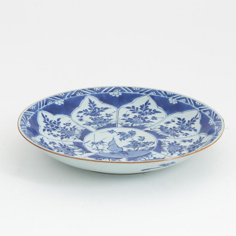 A blue and white dish, Qing dynasty, Kangxi (1662-1722).