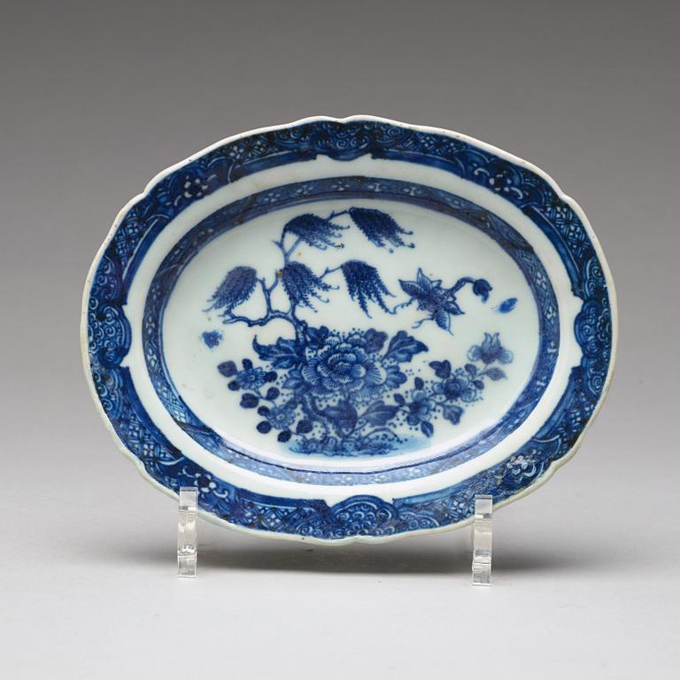 A blue and white butter tureen with cover and stand, Qing dynasty, Qianlong (1736-95).