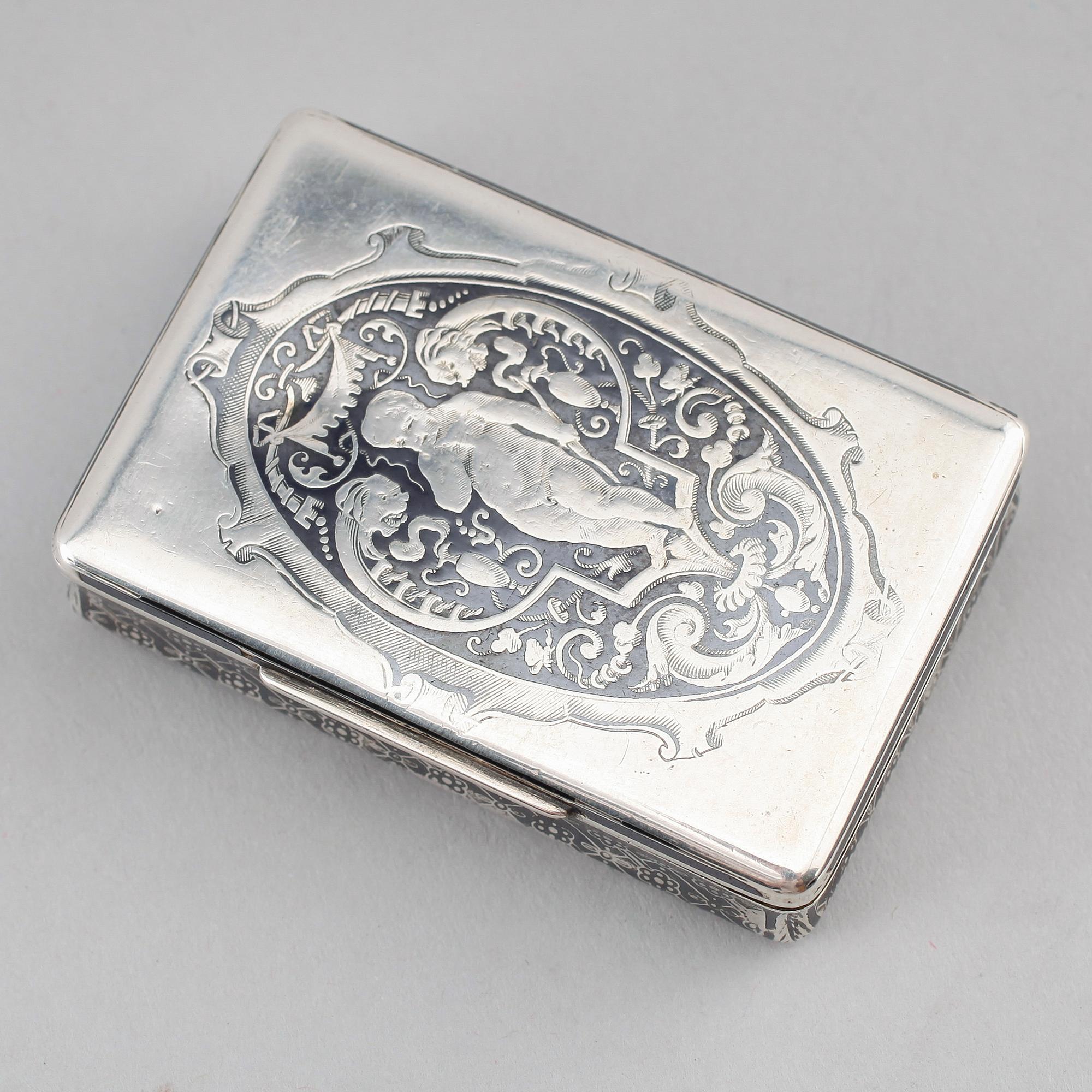 DOSA, silver, Paris, 1800-talets första hälft. Vikt ca 68 gram.