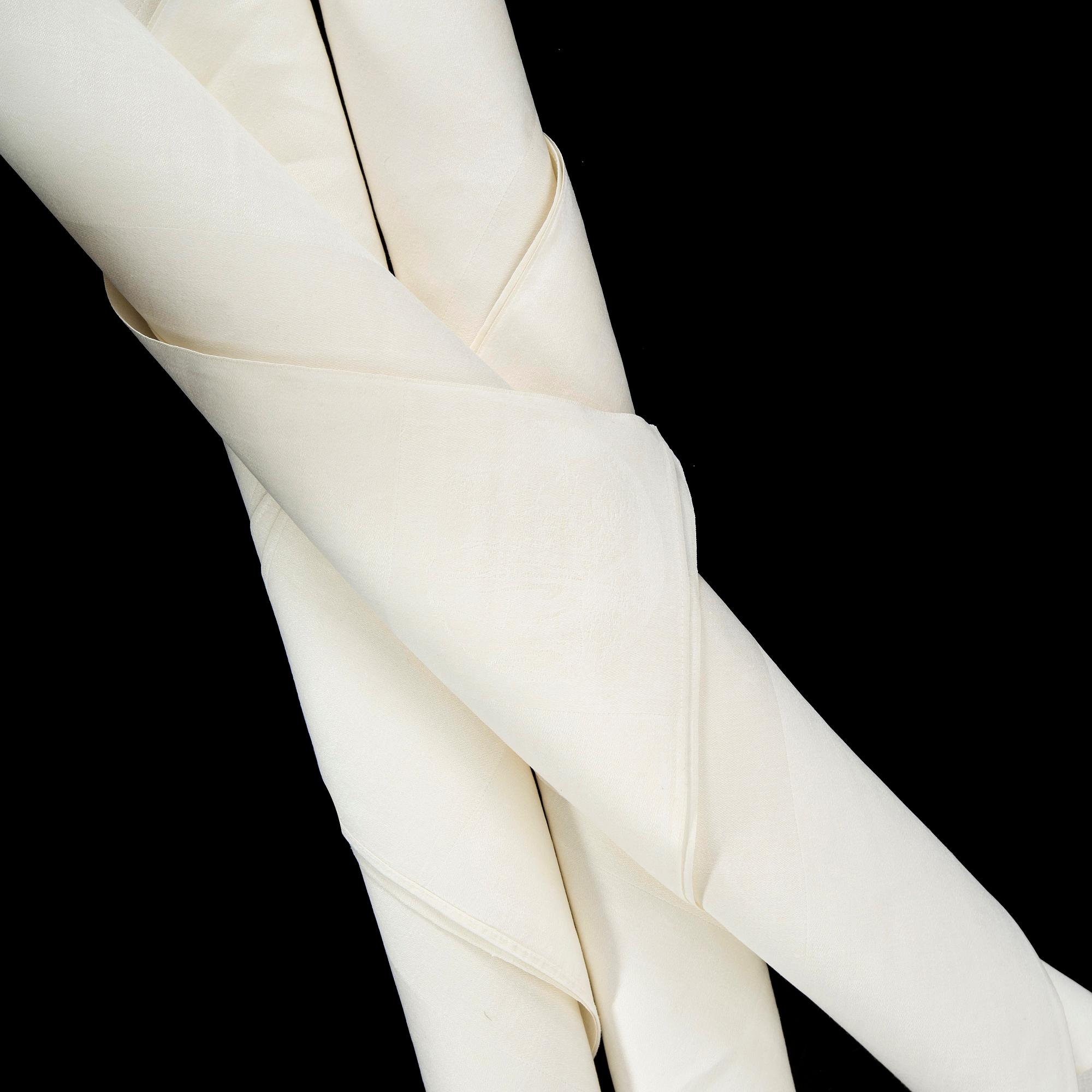 INGRID DESSAU, as Nobel tablecloth and 12 napkins.