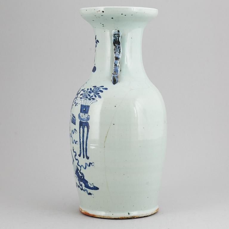 A blue and white floor vase, Qing dynasty, 19th century.