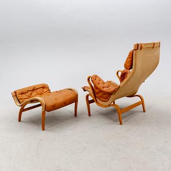 Bruno Mathsson, fåtölj och fotpall "Pernilla" för DUX senare delen av 1900-talet.