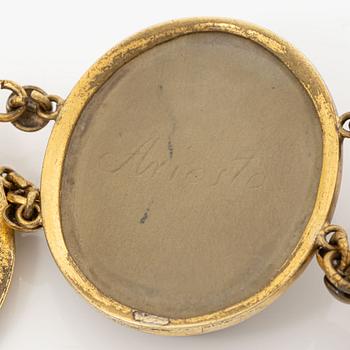 Bracelet, gilded metal with carved lava cameos, 19th/20th century.