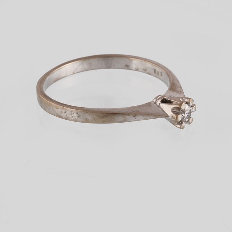 RING, 18K vitguld med briljantslipad diamant 0.10 ct, Iduna, Varberg. Vikt 2,9 gram.