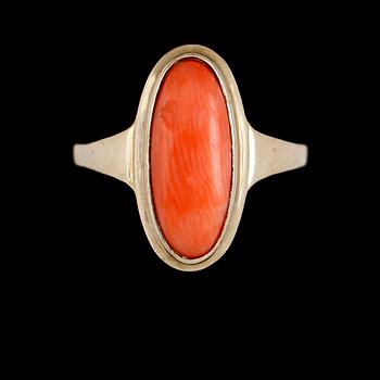 RING, 8 k guld, oval cabouchonslipad korall.