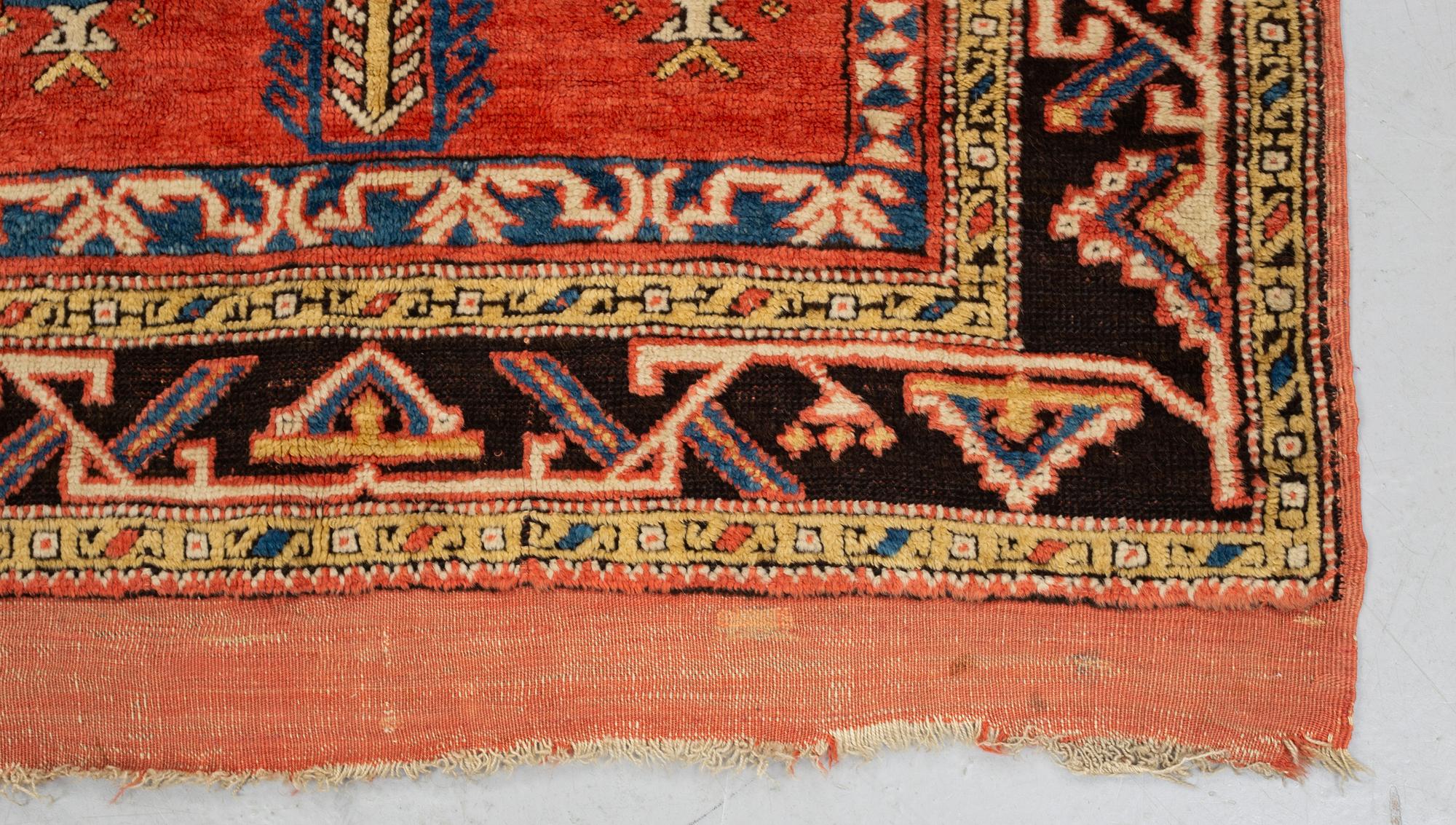 Matto, an antique Anatolian, ca 128 x 104,5-108 cm (as well as ca 8-10 cm flat weave at the ends).