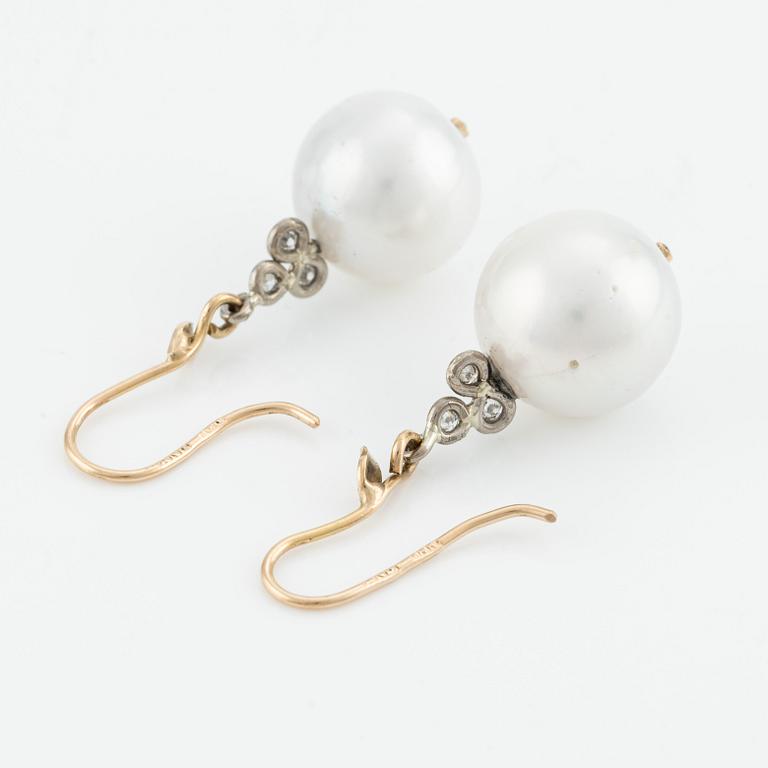 Earrings with cultured freshwater pearls and brilliant-cut diamonds.