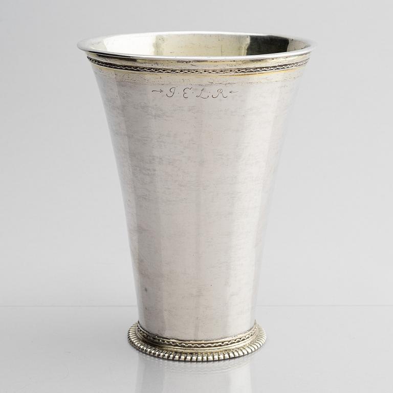 Lars Bäckman d ä, bägare, delvis förgyllt silver, Örebro (verksam 1712-1748 (1752)). Senbarock.