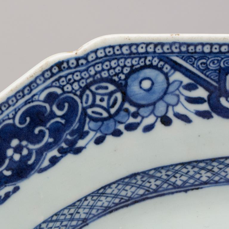 A blue and white Chinese porcelain serving dish, Qianlong (1736-95).