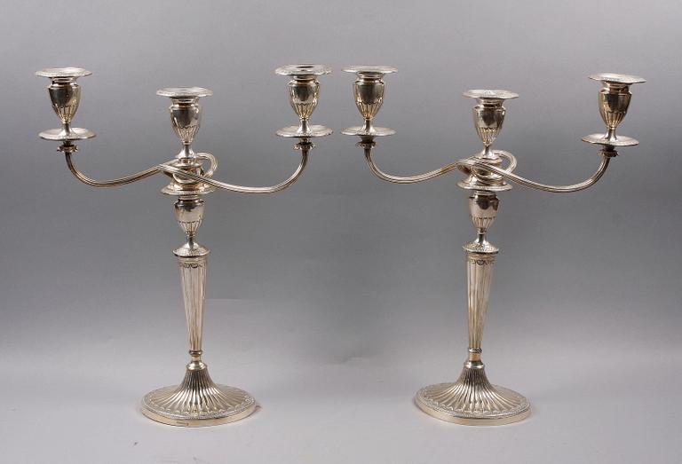 KANDELABRAR, ett par, nysilver, England.