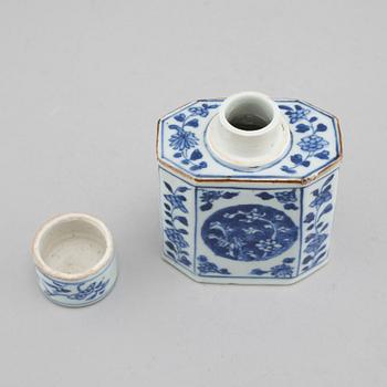 A Chinese porcelain tea caddy, 18th century.