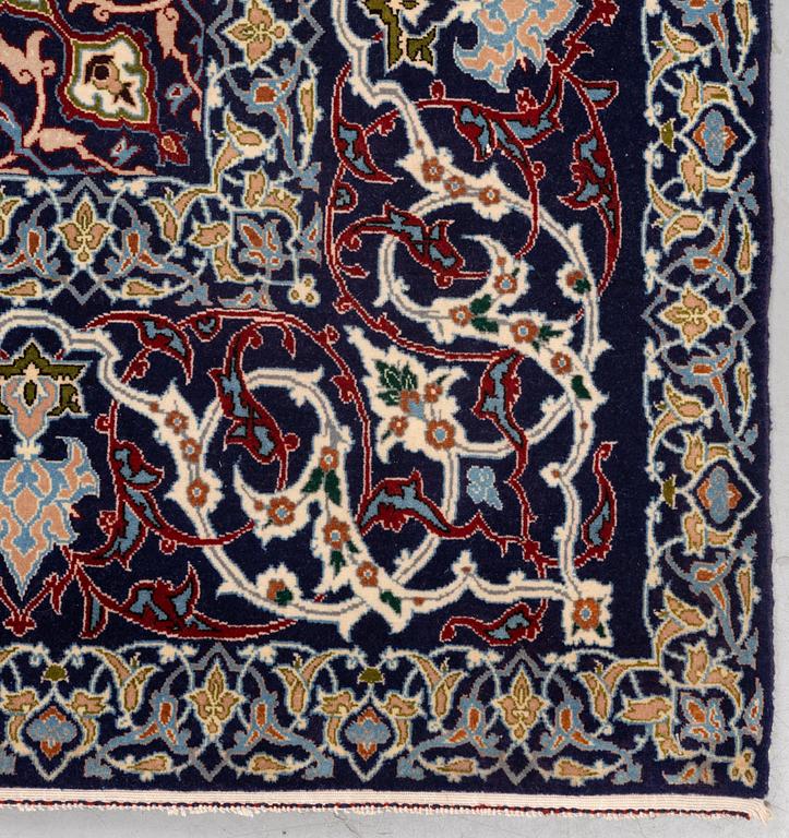 Matta, semiantik Isfahan, signerad Hekmat Nejad, ca 224 x 151 cm (samt 1 respektive 4 cm slätväv på vardera sida).