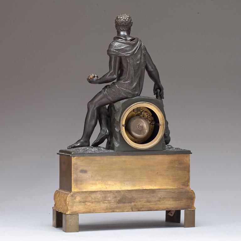 BORDSPENDYL. Empire, 1800-talets början.