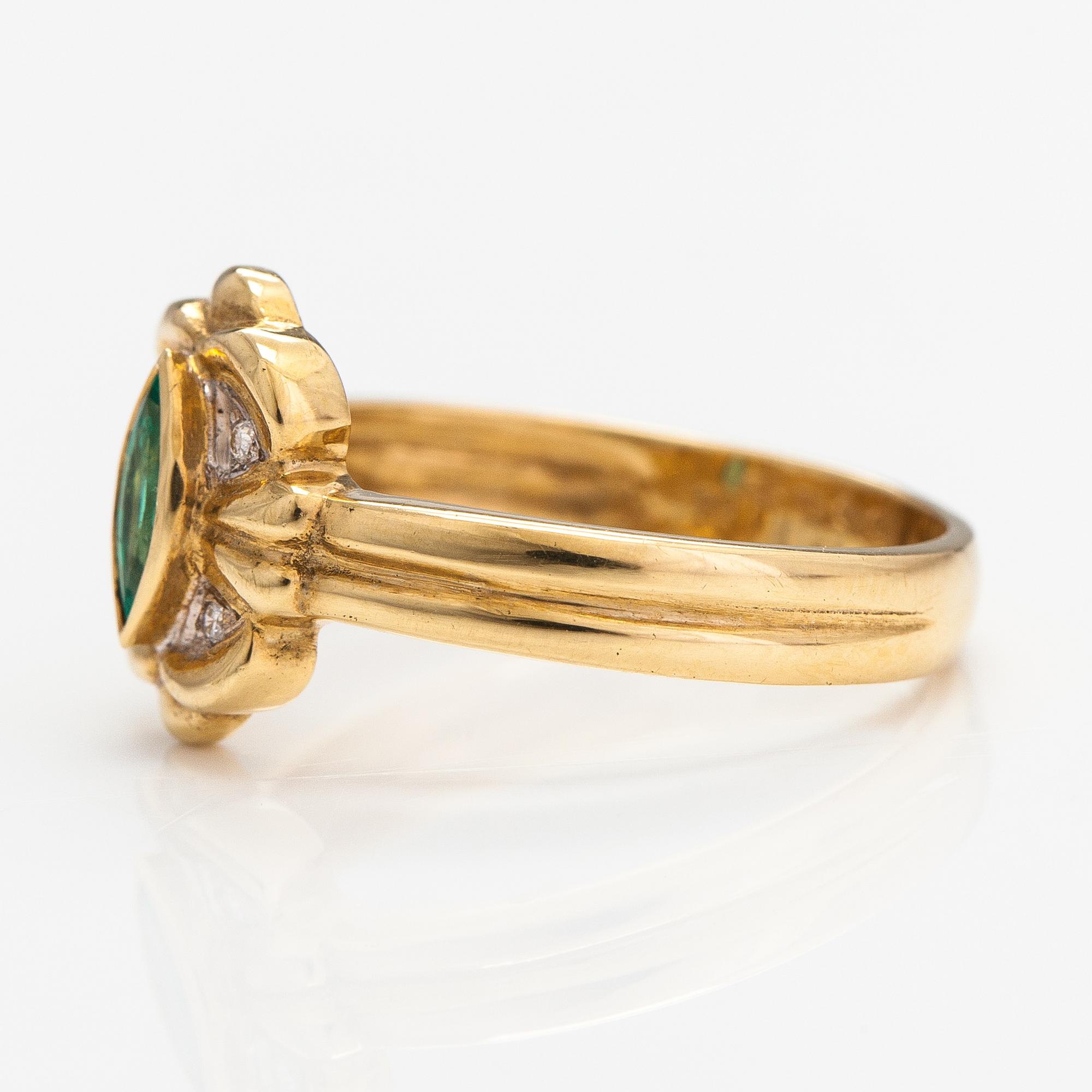 An 18K gold ring with diamonds ca. 0.02 ct and an emerald. Finnish import marks.