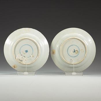 TALLRIKAR, två stycken, porslin. Qing dynastin, Kangxi (1662-1722).