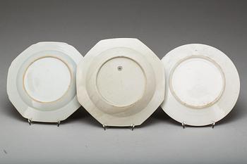 TALLRIKAR, 1+2, porslin. Kina, Qianlong(1736-1795) resp. Samson.