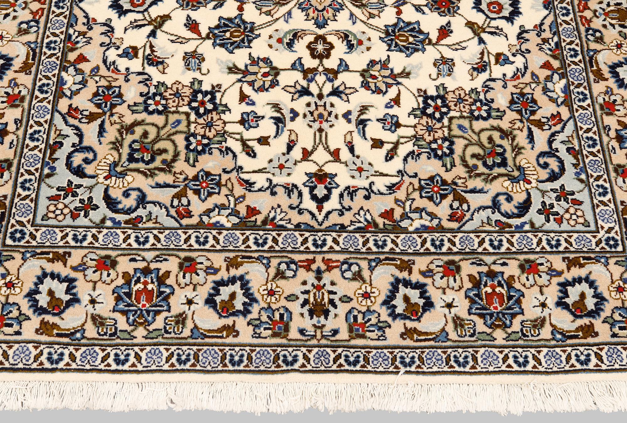 A Kashan carpet, ca 250 x 150 cm.