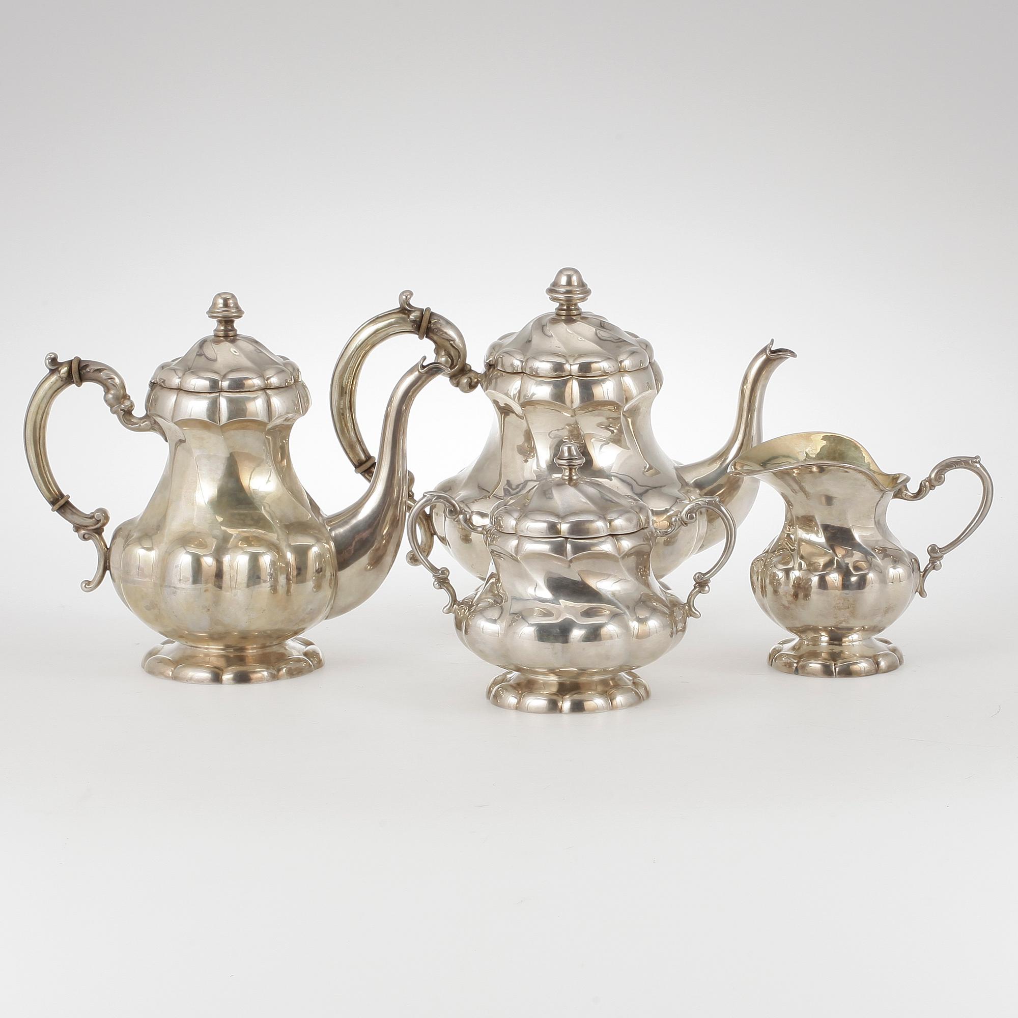 TE- samt KAFFESERVIS, 4 delar, silver, rokokostil,  USA, 1900-talets första hälft Tot vikt ca 2930 gram.