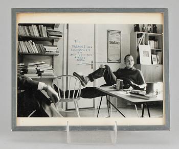 FOTOGRAFI, föreställande Ingmar Bergman. Med dedikation i bläck.