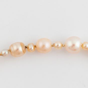 A pearl necklace with a silver and gold clasp set with rose-cut diamonds.