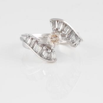 RING, 18K vitguld med briljant och baguetteslipade diamanter ca 1.25 ct. Vikt 6,1 gram.