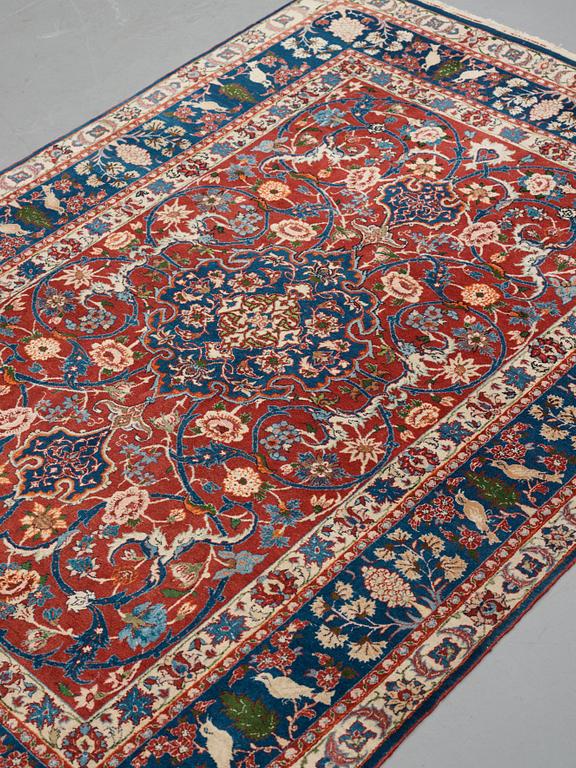 Matta, semiantik Isfahan, ca 213 x 151 cm (samt en kortsida med 1-2 cm slätväv).