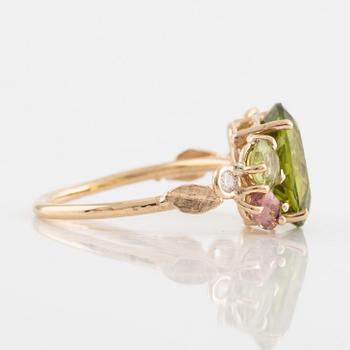 Ring med oval peridot, rosa turmaliner, och små briljantslipade diamanter.