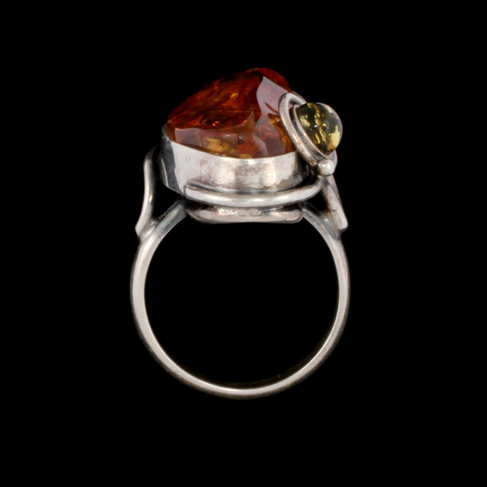 RING, sterlingsilver samt bärnsten, utländska stämplar. Vikt 8 g.