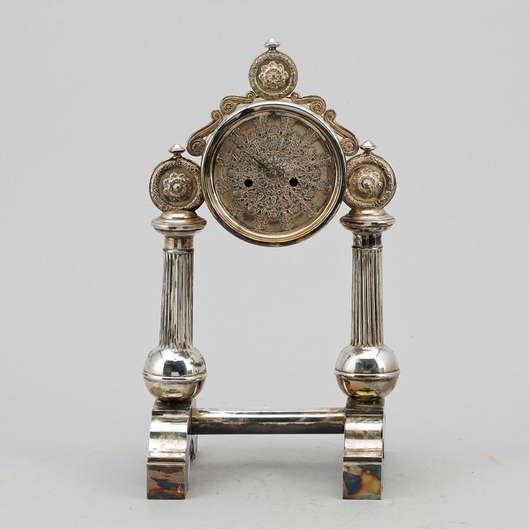 BORDSPENDYL, vitmetall, omkring år 1900.