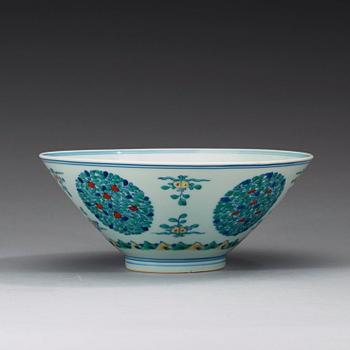 A wucai bowl, Qing dynasty (1644-1912) with Xuande six character mark.