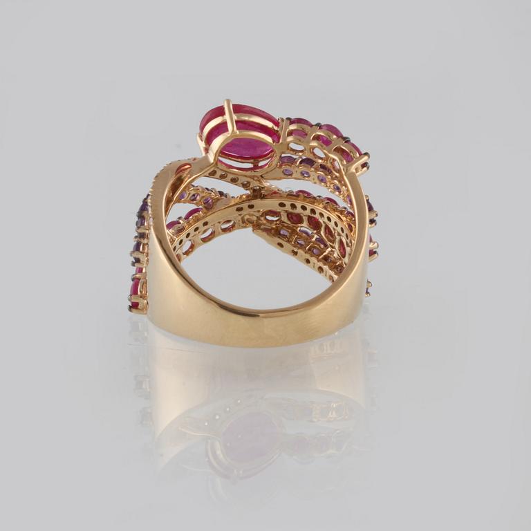 RING, 18K guld med briljantslipade diamanter ca 0.28, rubiner ca 2.50 ct samt ametister ca 0.66 ct. Vikt 6,8 gram.