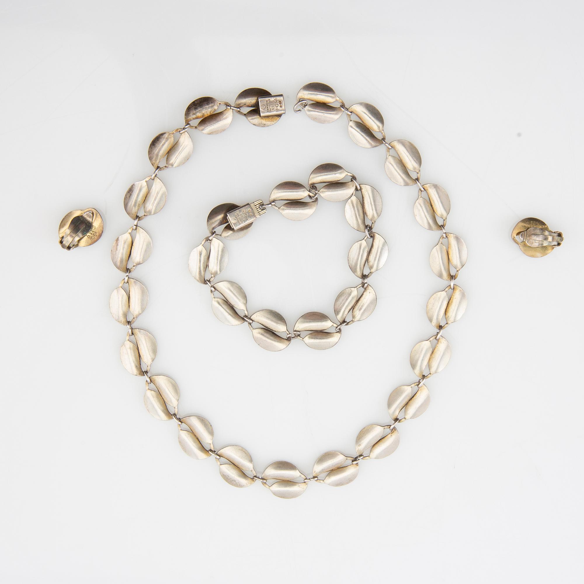 Willy Winnaess, Necklace, bracelet and clips of silver and enamel, for David Andersen Norway, mid/second half of the 20th century.