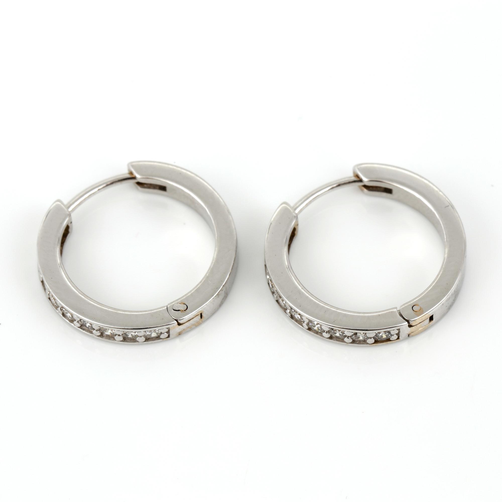 ÖRHÄNGEN, ett par, 14K vitguld med briljantslipade diamanter tot ca 0,40 ct. Vikt 5,38 g.