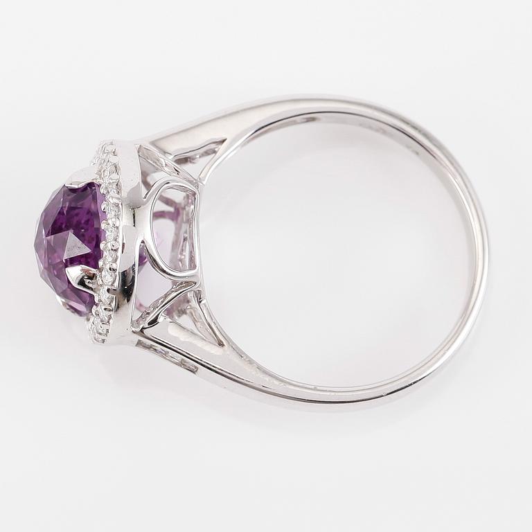 RING, 14K vitguld, ametist och diamanter.