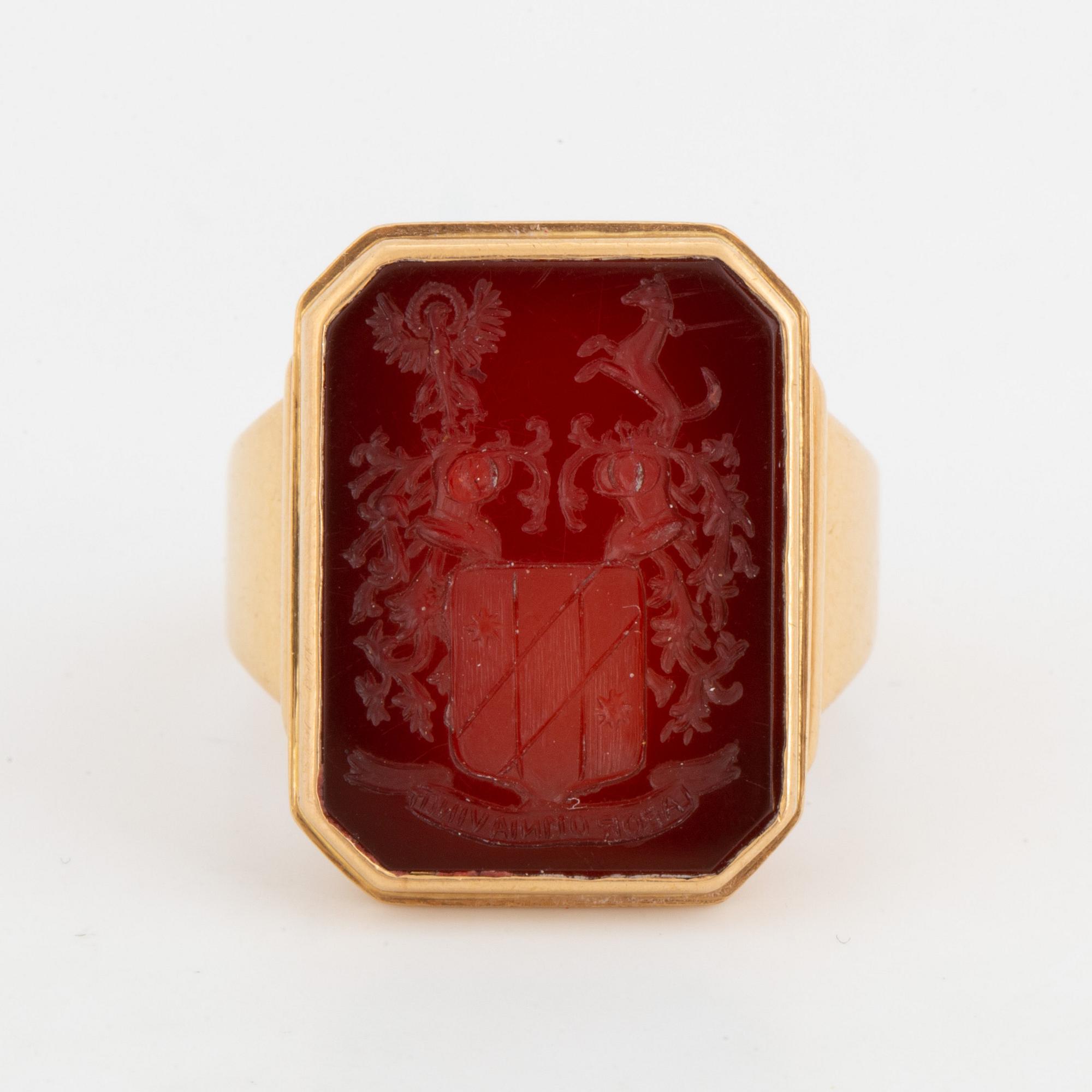 Carnelian signet ring with coat of arms. Bukowskis