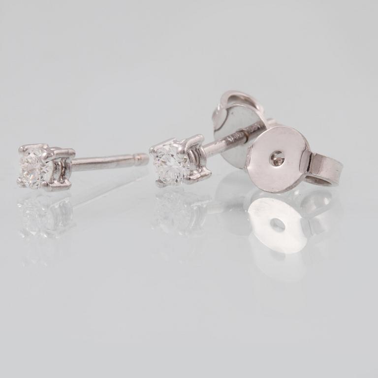 ÖRHÄNGEN, 18K vitguld med briljantslipade diamanter ca 0.22 ct. Vikt  1,2 gram.