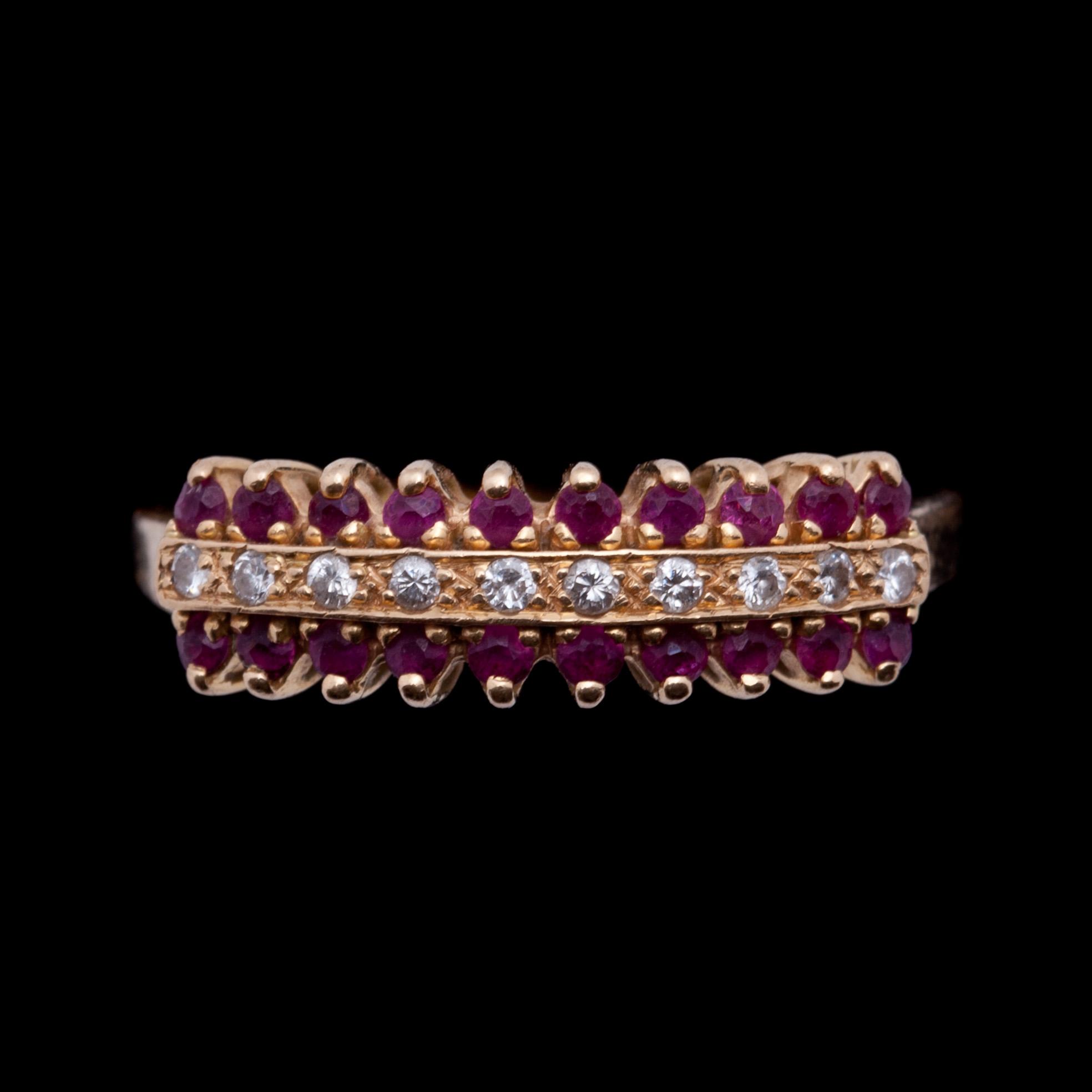 RING, 18k guld med små diamanter samt rubiner. Vikt ca 2 g.