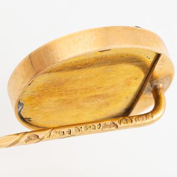 N L Dahlström & Co, kråsnål, 18K guld och lavasten camé, Örebro (verksamma 1913-1945).