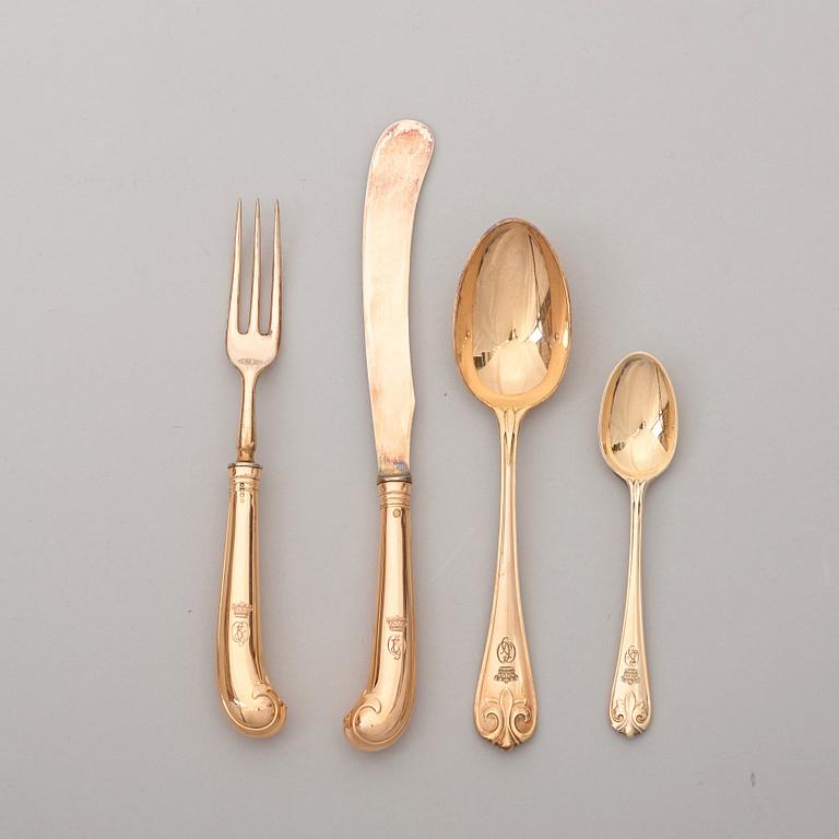 A set of English early 20th century gold and silver-gilt 64 piece dessert cutlery, marked Robert Dicker, London 1902-03.