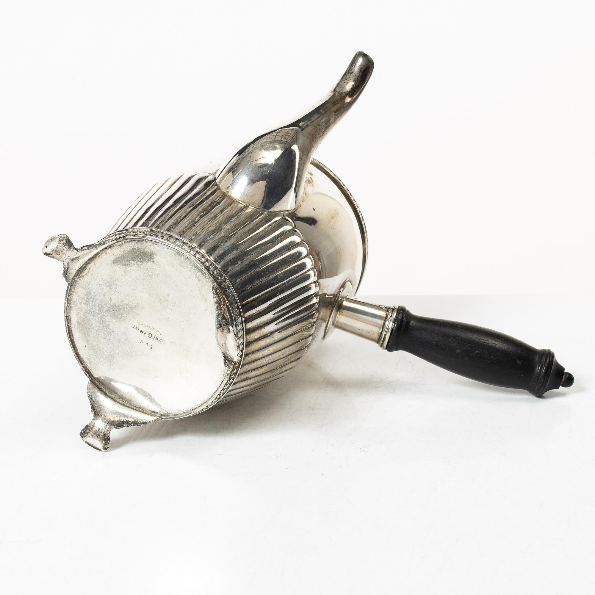 Kaffekanna, silver, sengustaviansk stil, C.G. Hallberg, Stockholm, 1917.