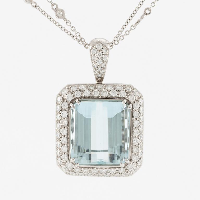 Hänge med kedja 18K vitguld med en trappslipad akvamarin och runda briljantslipade diamanter.