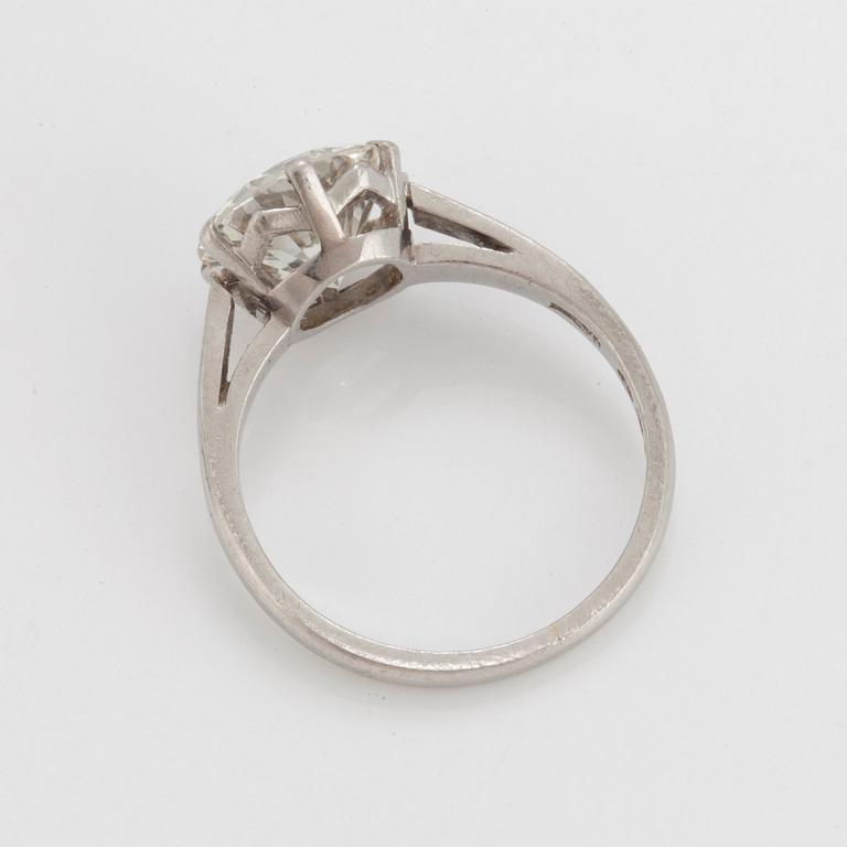 A ring set with a round brilliant-cut diamond.