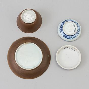 A blue and white box with cover and a tea cup with stand, Qing dynasty, 18th Century.